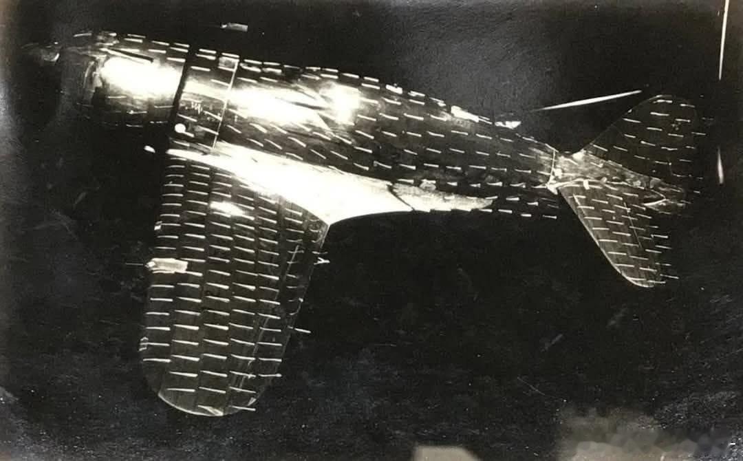 进行风洞吹风测试的三菱雷电原型机，摄于1943年7月。全身贴满的线头可以清晰显示