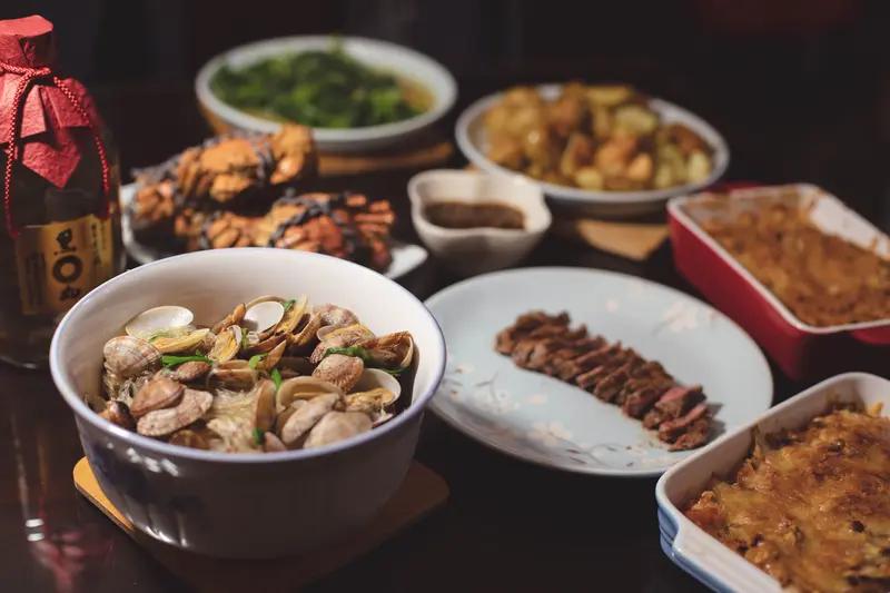 想要活得久，要管住嘴，这10个要记住：
一、外面卖的猪头肉，打死不吃。
二、过夜