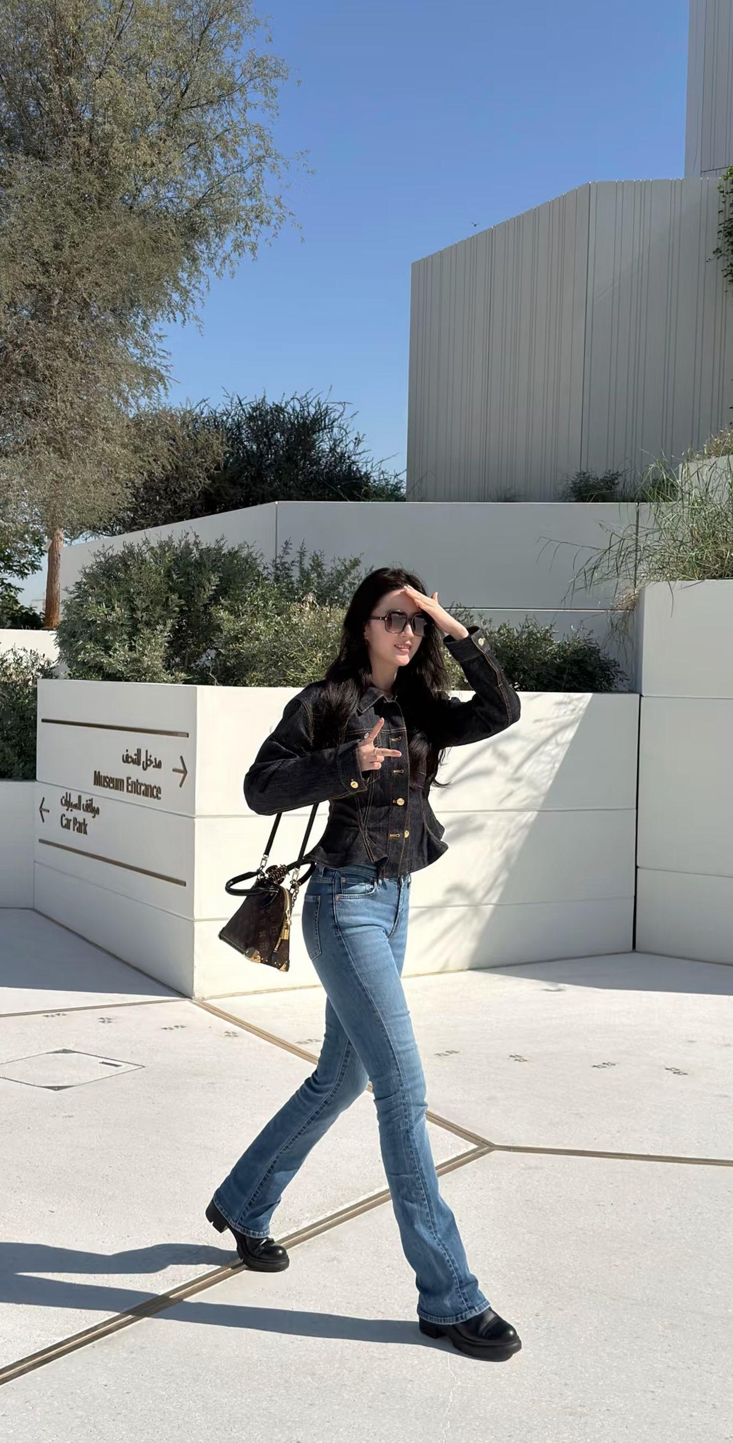 亦菲视角下阿布扎比旅游拍照。