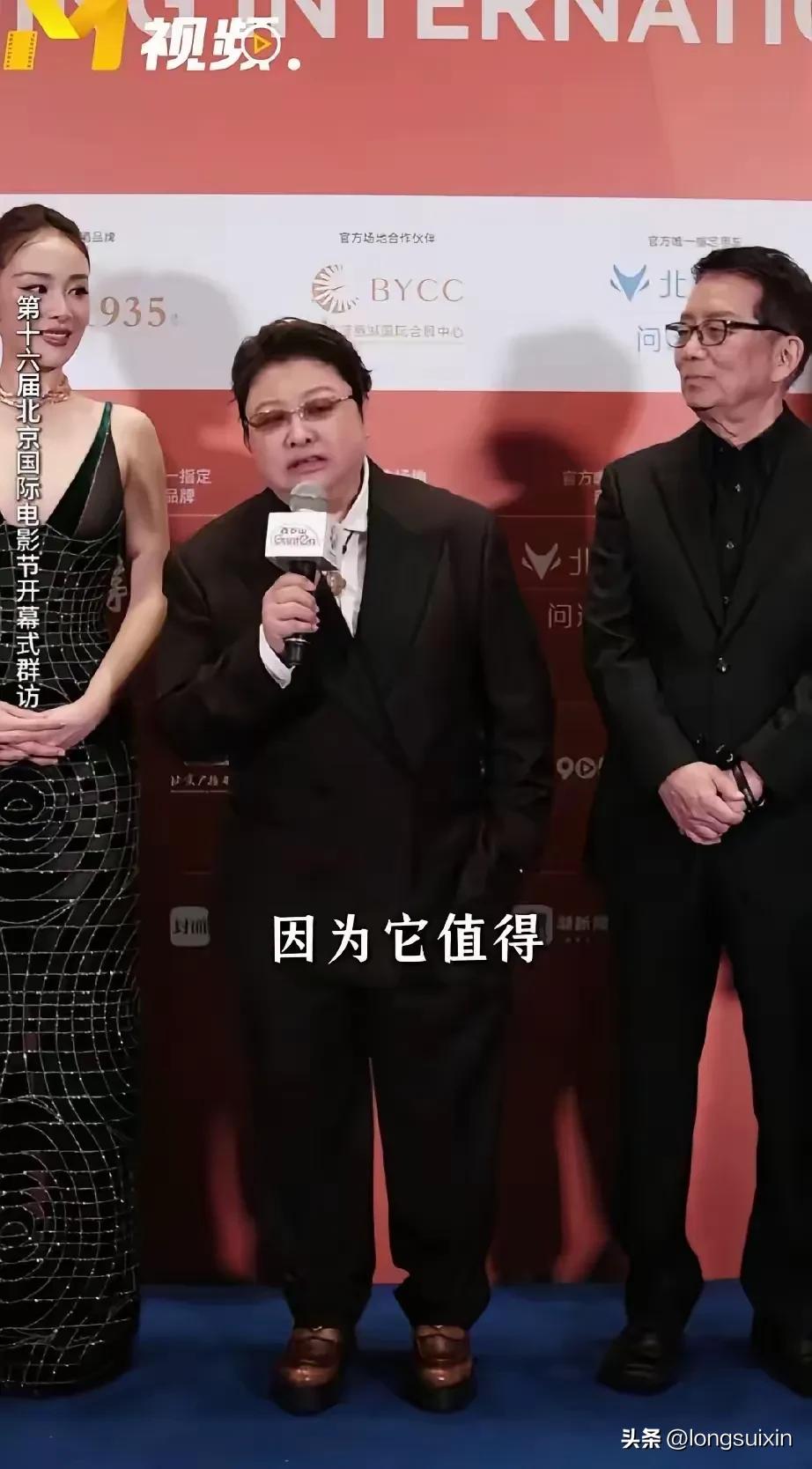 真勇啊，竟然还有人敢请她站台？她也真敢去？



上映不到两天就撤档了，不撤档也