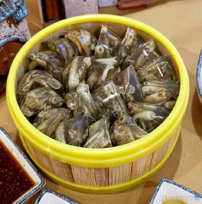 今天带了一个北方朋友去吃土笋冻，每人点了一份，她吃了一口：“很好吃啊，有海鲜的鲜