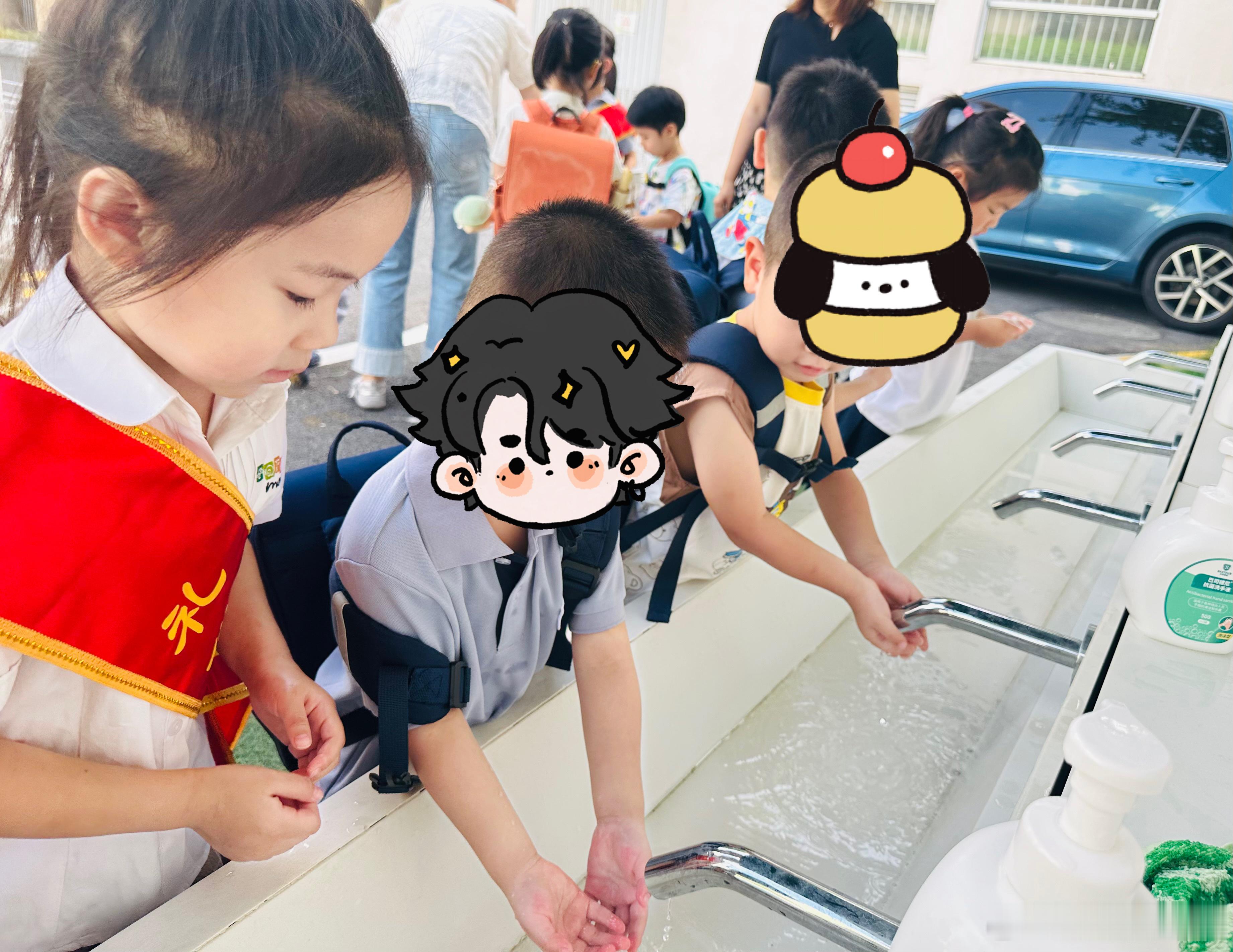 #咕噜上学记# 咕噜今天当了小礼仪明星，这是大班孩子提前去幼儿园，引导托班、小班