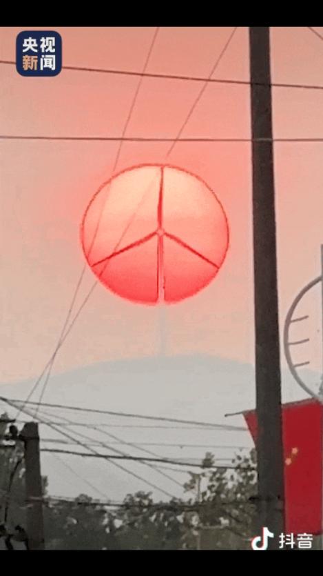 “火到央视新闻了！”近日湖北黄冈，一个网友在回家的路上，抬头一看发现远处天上挂着