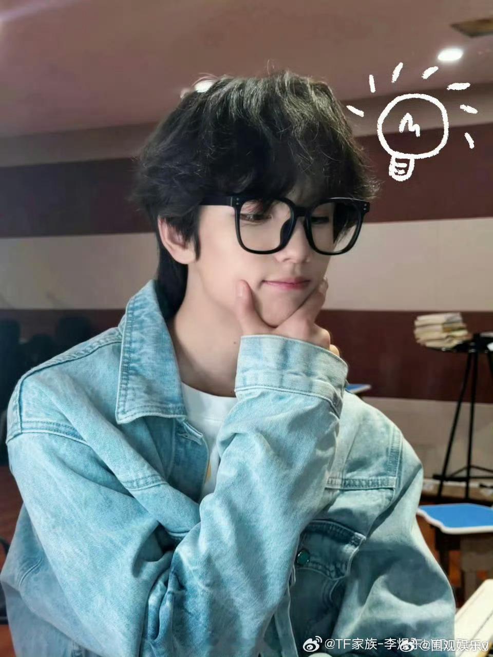 李煜东黑框眼镜比脸大李煜东的黑框眼镜快比脸大了 单方面请求李煜东把眼镜焊脸上 