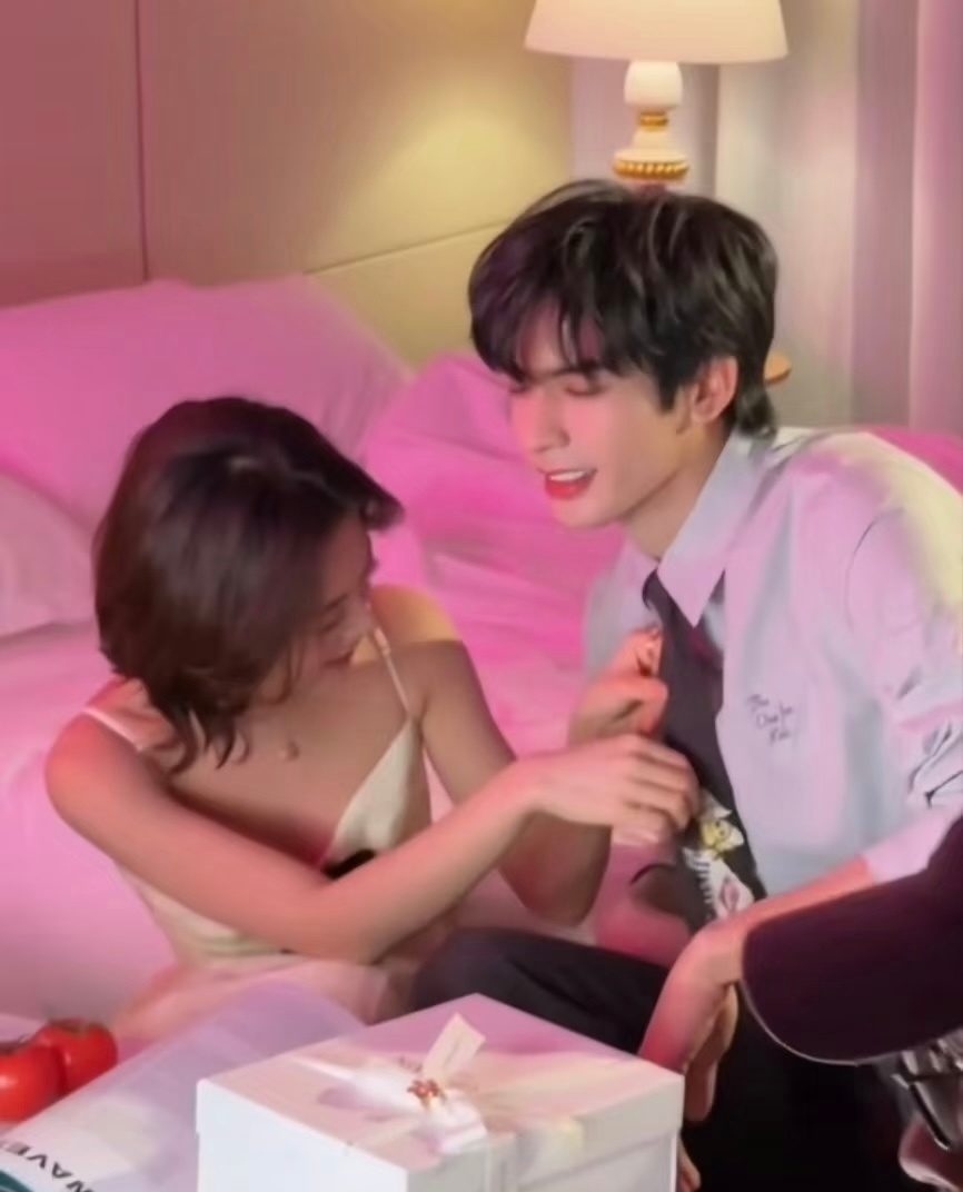 🌾似乎对🐉的领带很感兴趣🌾还研究了两次而且🐉真的任由🌾研究他的领带、把