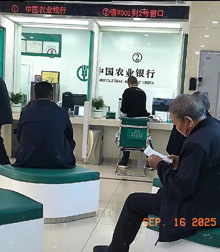 我表姐在银行工作，
偷偷告诉我的存钱秘籍，
不管你是存1万还是3万，这3句话一定