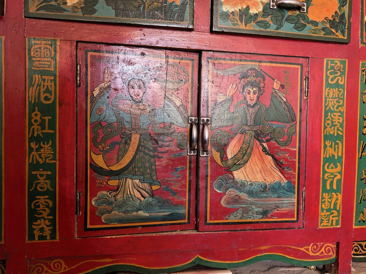 父母住的窑洞柜子上是以前的画匠写的篆字，有人能认识吗？