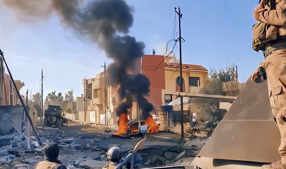 战火纷飞，硝烟弥漫，战士们坚守在战场上。