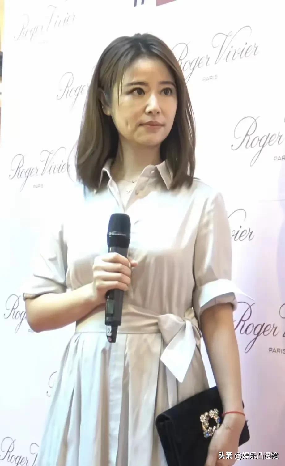 50岁的林心如看起来还有一点点少女感，可能是因为这身打扮了，年纪这么大了，还是披