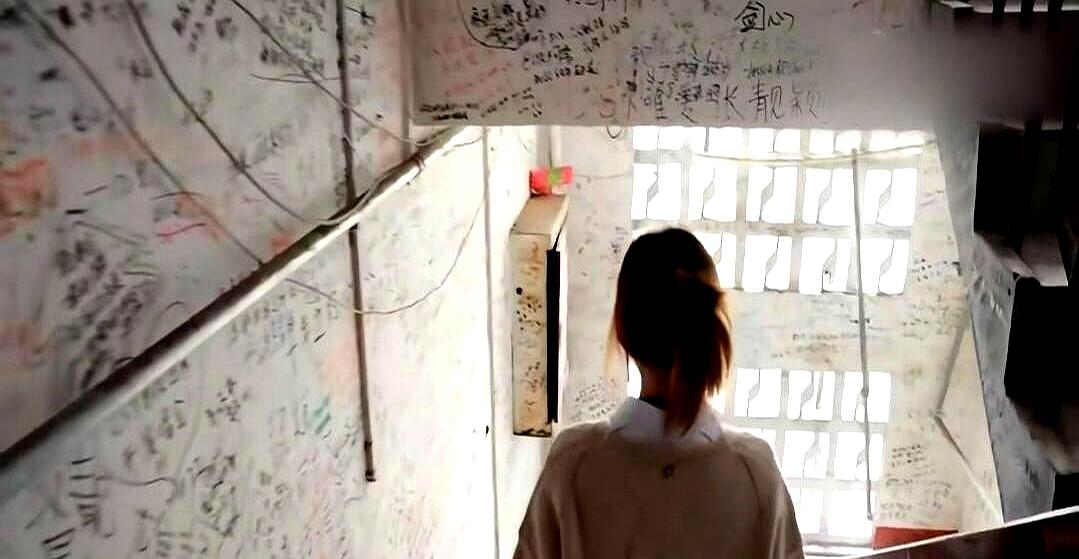 张靓颖这次真没摆拍。
 

她顶着“光”巡演的密集行程，溜回成都，站在一面掉漆的