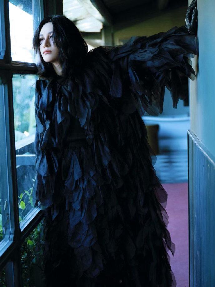 尚雯婕在音乐节上把新歌发了 别人在音乐节唱老歌，她在音乐节发新歌。《世界落日》《