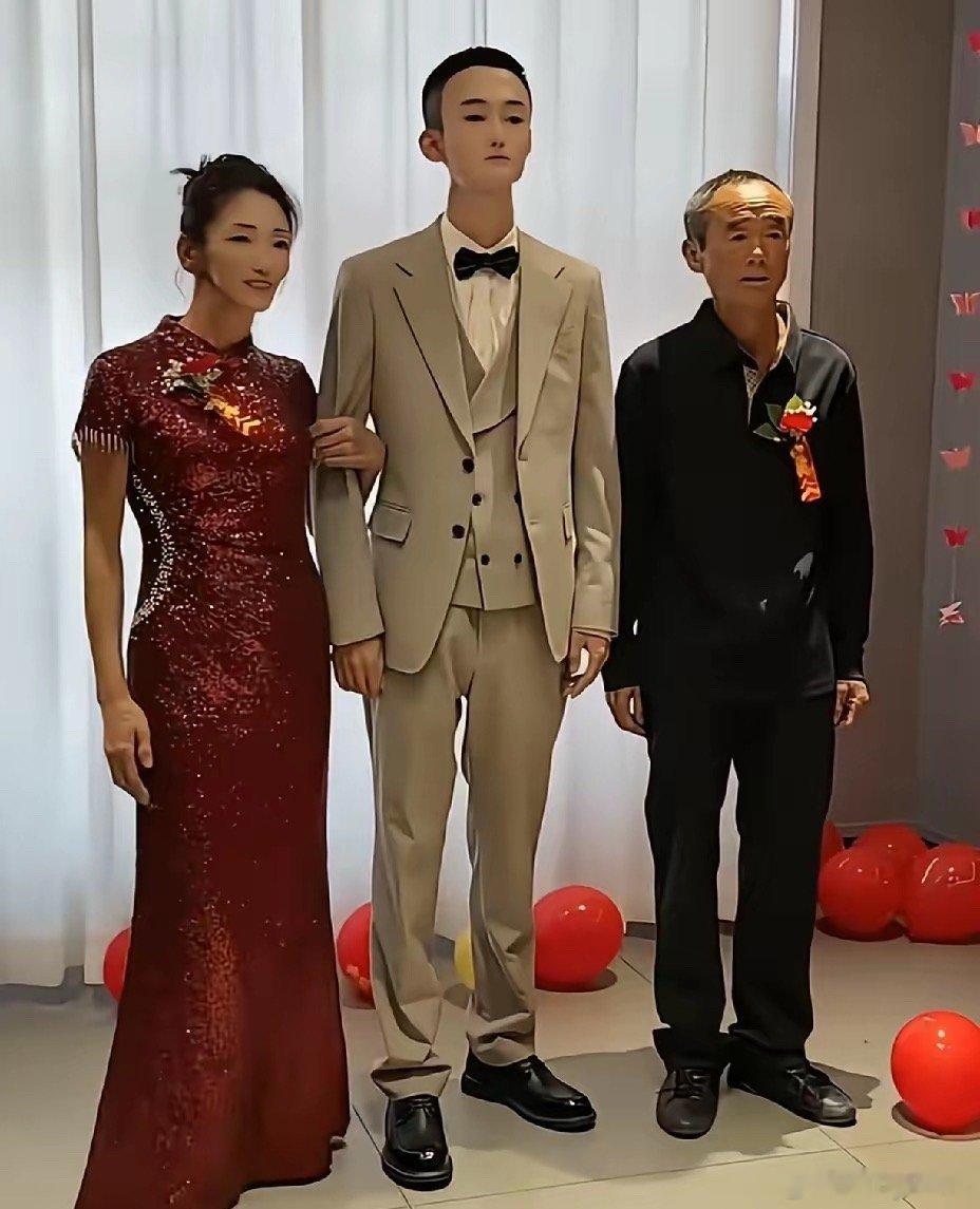 第一眼以为新郎结婚戴的面具，再仔细一看，原来是长得像妈妈。 ​​​