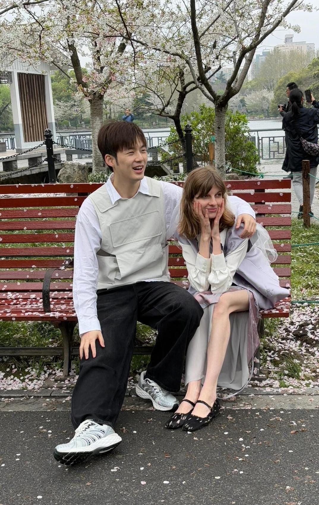 鲁迅公园樱花树下撞见董力和阿诺啦！落英铺了满长椅，他正笑着给她拢头纱，这画面太甜