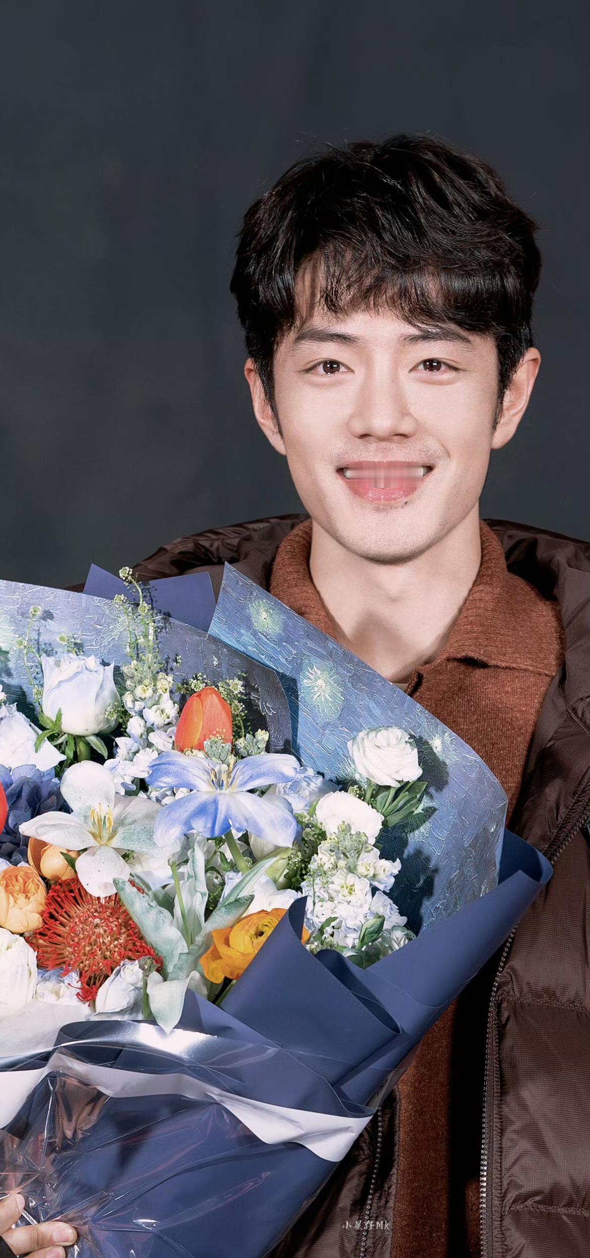 肖战这几个月彻底变糙了。
胡子拉碴，腿毛也不刮，顶着张晒黑的脸在片场晃。
他那顶