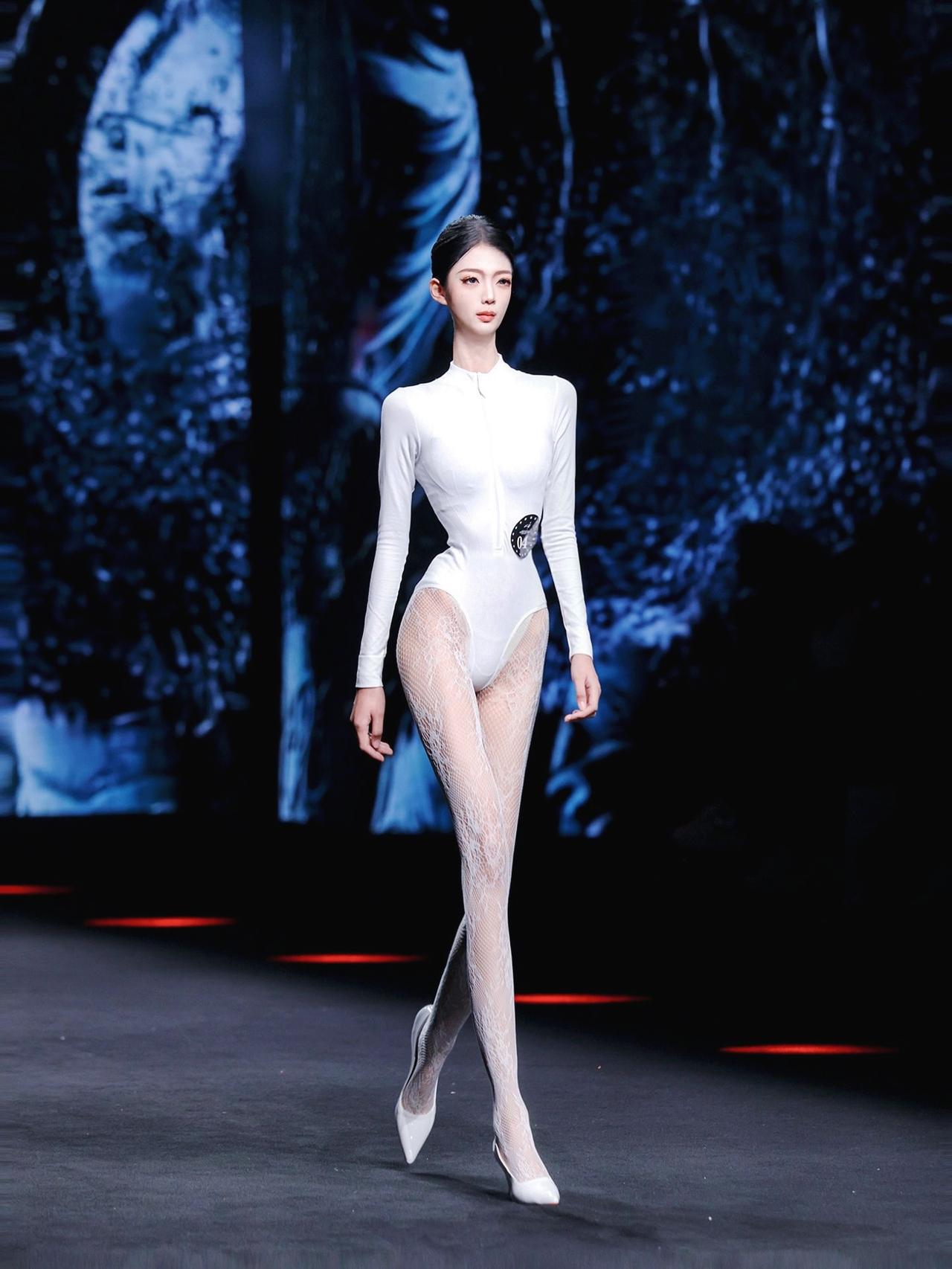 别人走秀是走路，4号选手走秀直接走出了“生人勿近”的气场😂
这腰臀比+大长腿，