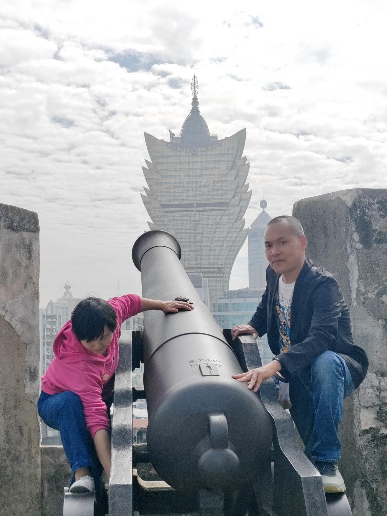 【大炮台】正式名称为圣保禄炮台，是中国现存最古老的西式炮台建筑群之一。