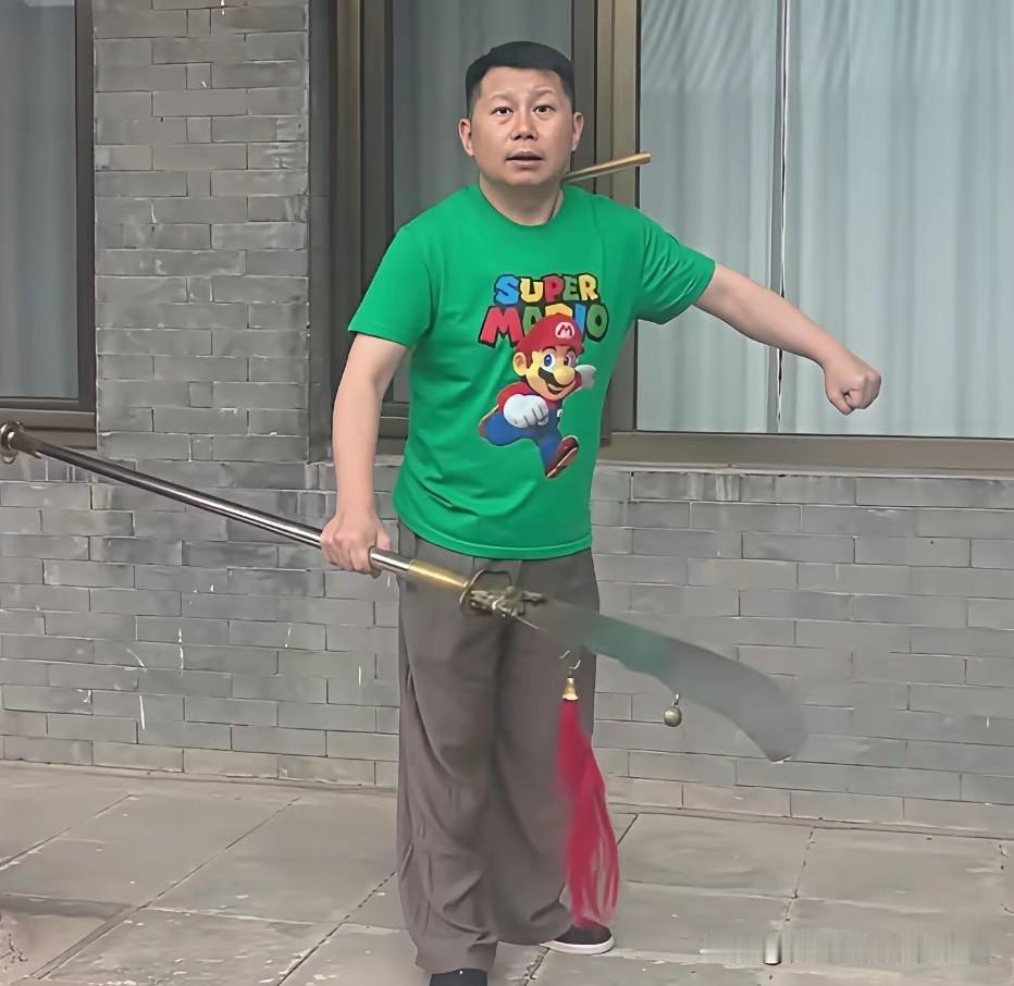 有人说，德云社任命李鹤东为新的教导主任，实属无奈之举。倘若何云伟、李菁还在，这一