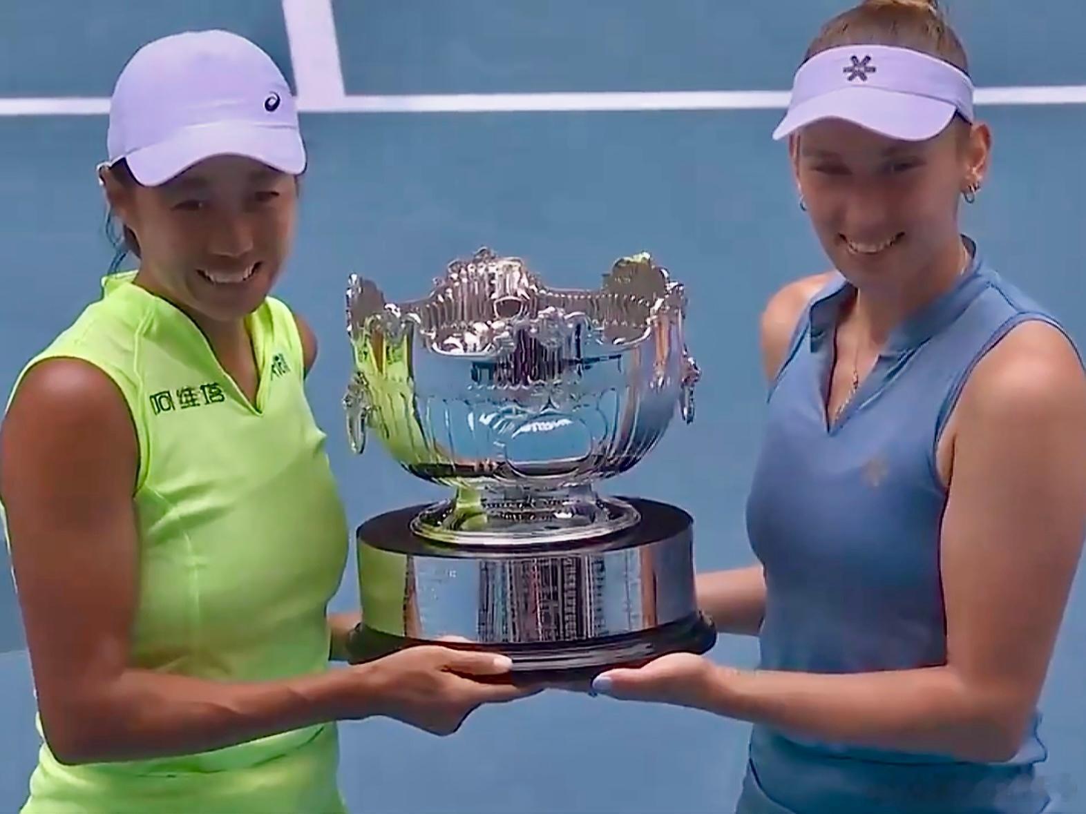 大满贯夺冠：一次，一次，又一次！恭喜，五星红旗在澳网2026 迎风飘扬！张帅大满