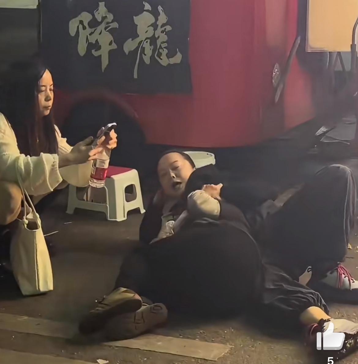 来认识下长沙摔章鱼小丸子的两仙女，只因嫌弃摊主大妈做的慢了，就把两份丸子给丢了，