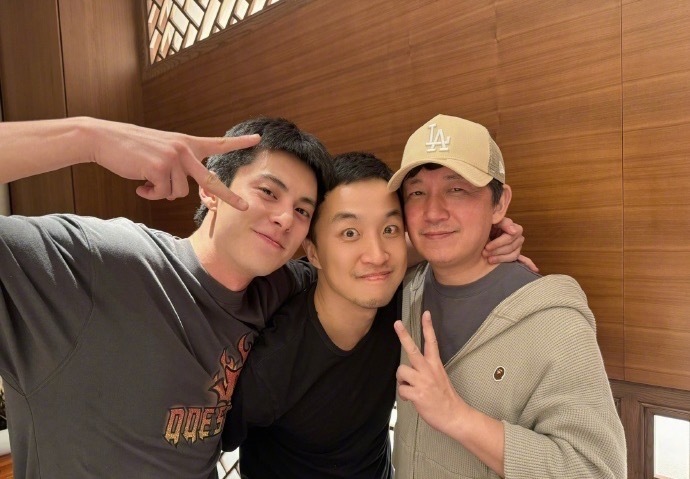 王鹤棣发文为潘粤明庆生，我们《黑夜告白》师徒友谊长存王鹤棣祝潘粤明生日快乐王鹤棣