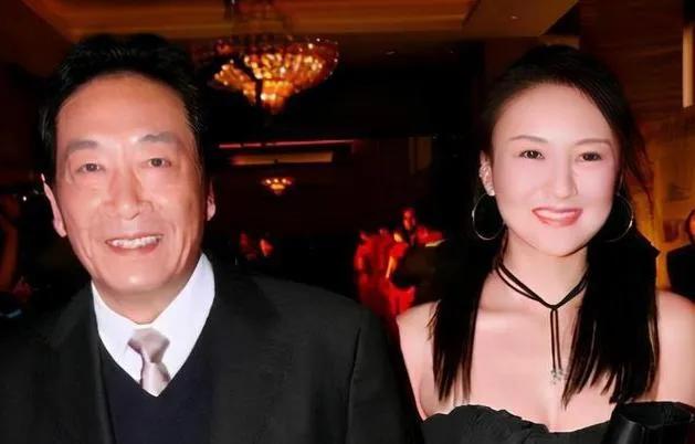 在真爱面前，年龄差距并不重要。你看王奎荣和他的年轻娇妻，他们看起来多么幸福。夫妻