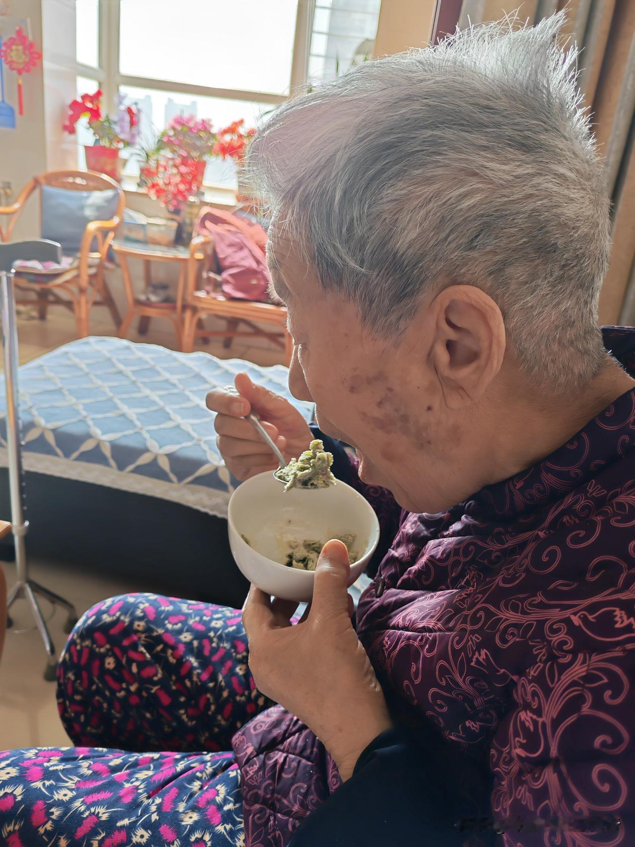 今天在养老院给我妈蒸的榆钱。

我妈九十周岁，鱼、肉、海鲜都不爱吃，唯独钟情她小