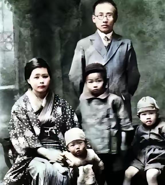 1978年，郭沫若在北京去世。最让人想不通的是，他在日本抛下的五个孩子，是靠他的