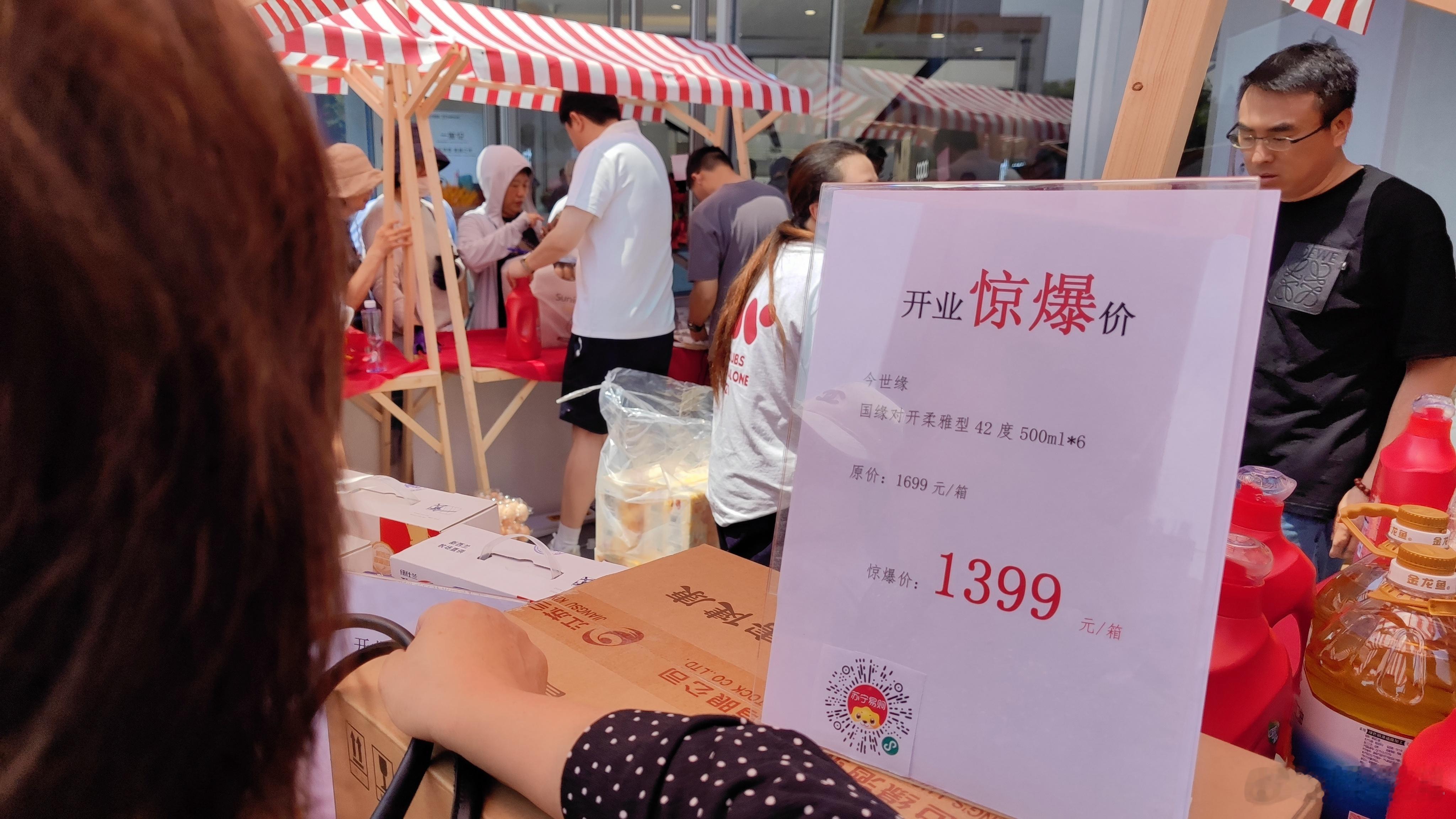 #老南京人的青春回来了# 漫步在山西路，仿佛能听到岁月的歌声。那家家电商场正在举