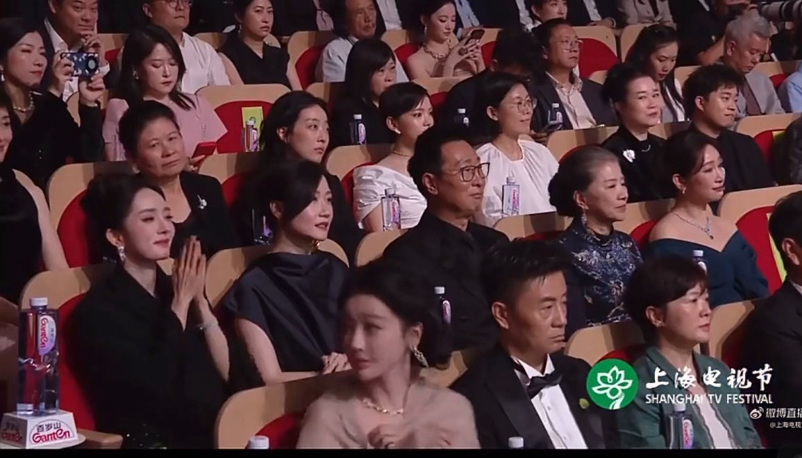 杨紫回头给杨幂鼓掌了 杨紫还回头给杨幂鼓掌了！！杨紫回头给杨幂鼓掌