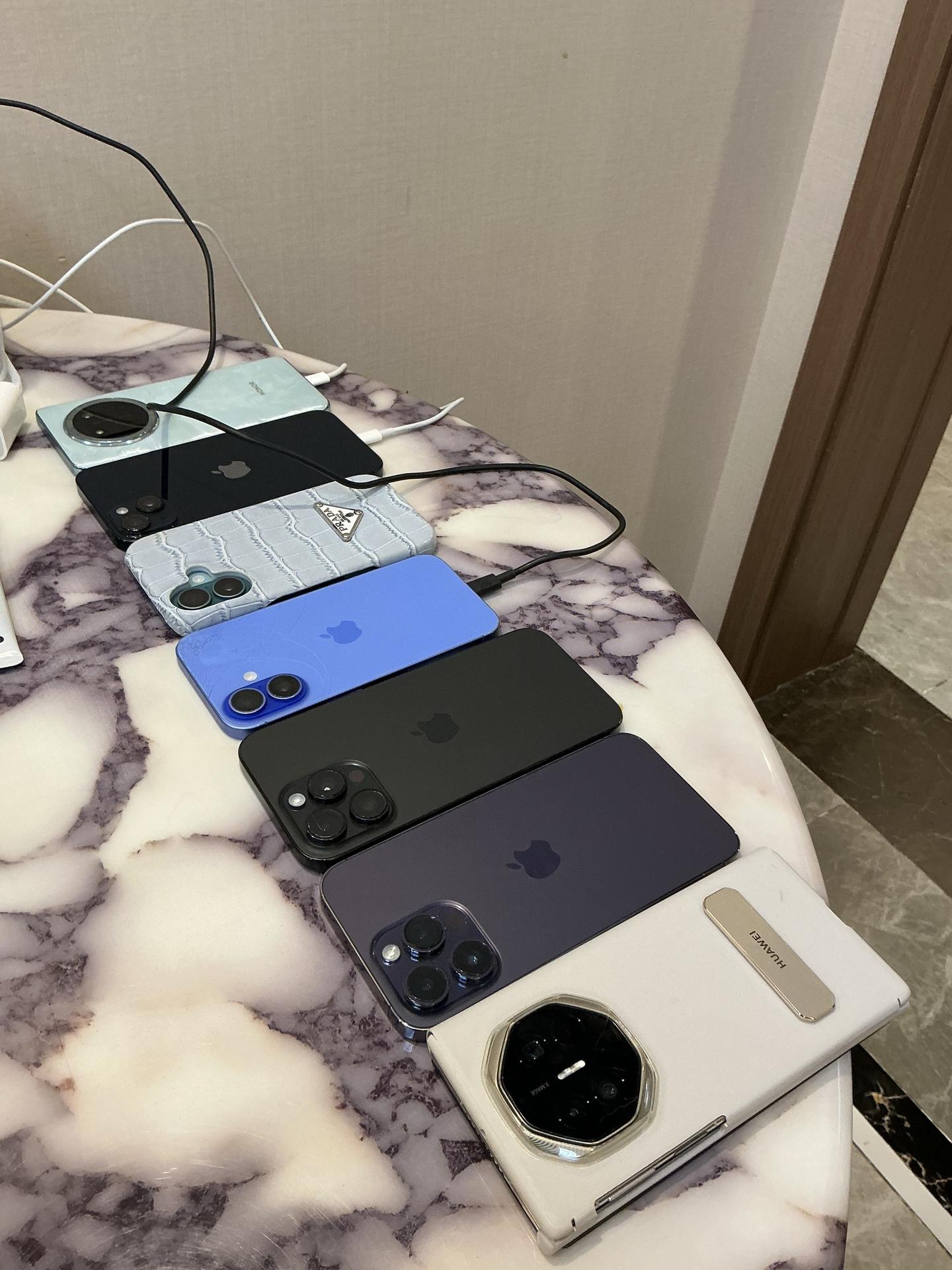 这么多手机却唯独收不到你的消息~