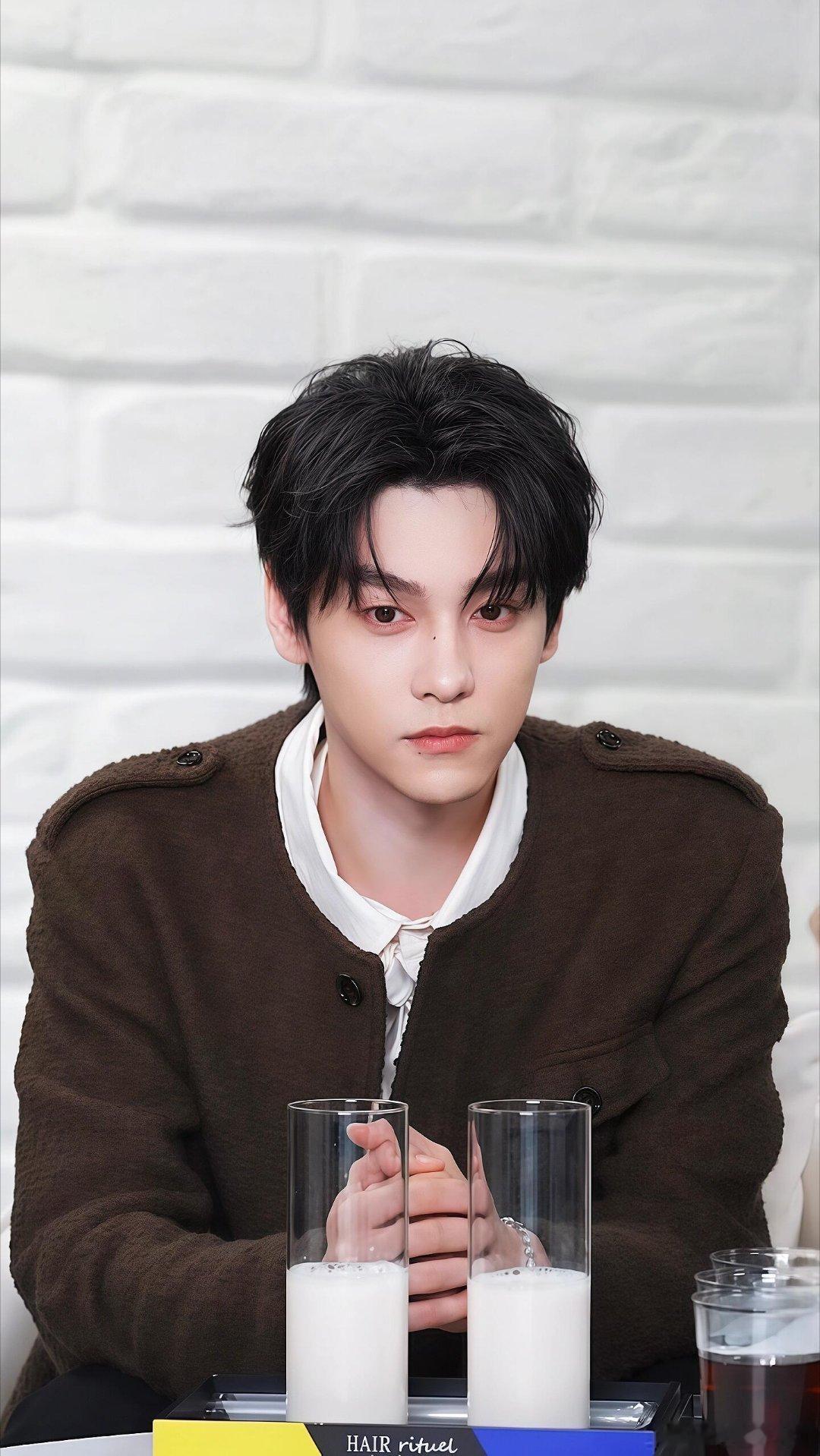 txn 🍃夏夜的风捎来萤火虫的低语，它们说：“有个少年值得全世界最甜的糖。”于