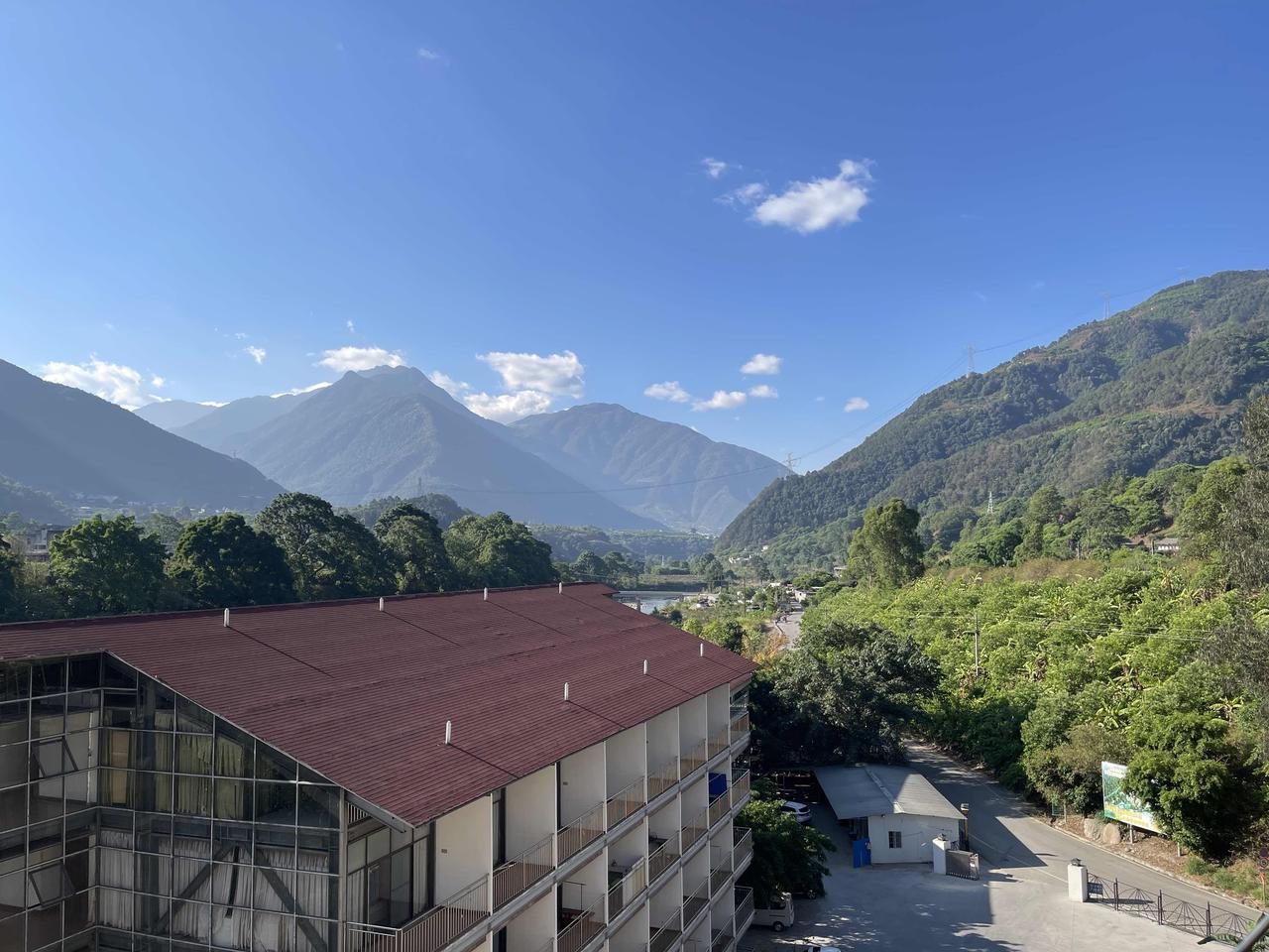 来到德昌，入住傈僳水寨康养酒店，正值樱桃🍒、桑葚、枇杷的成熟季。赶场买到土猪肉