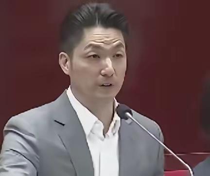 面对民进党批评，台北市长蒋万安今日受访时做出回击。

骂街的市长不少，肯替市民问