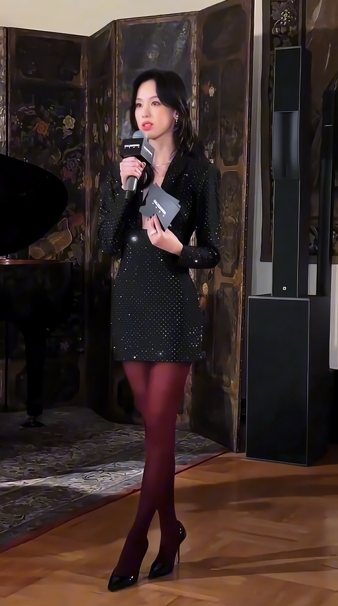 陈都灵酒红裤袜造型，今日份灵动精致的嘟嘟。陈都灵张海沫