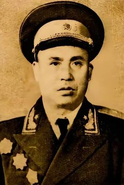 1947年，四野一位师长娶了牺牲战友的遗孀。新婚夜，他没碰新娘，反而对着她提了个