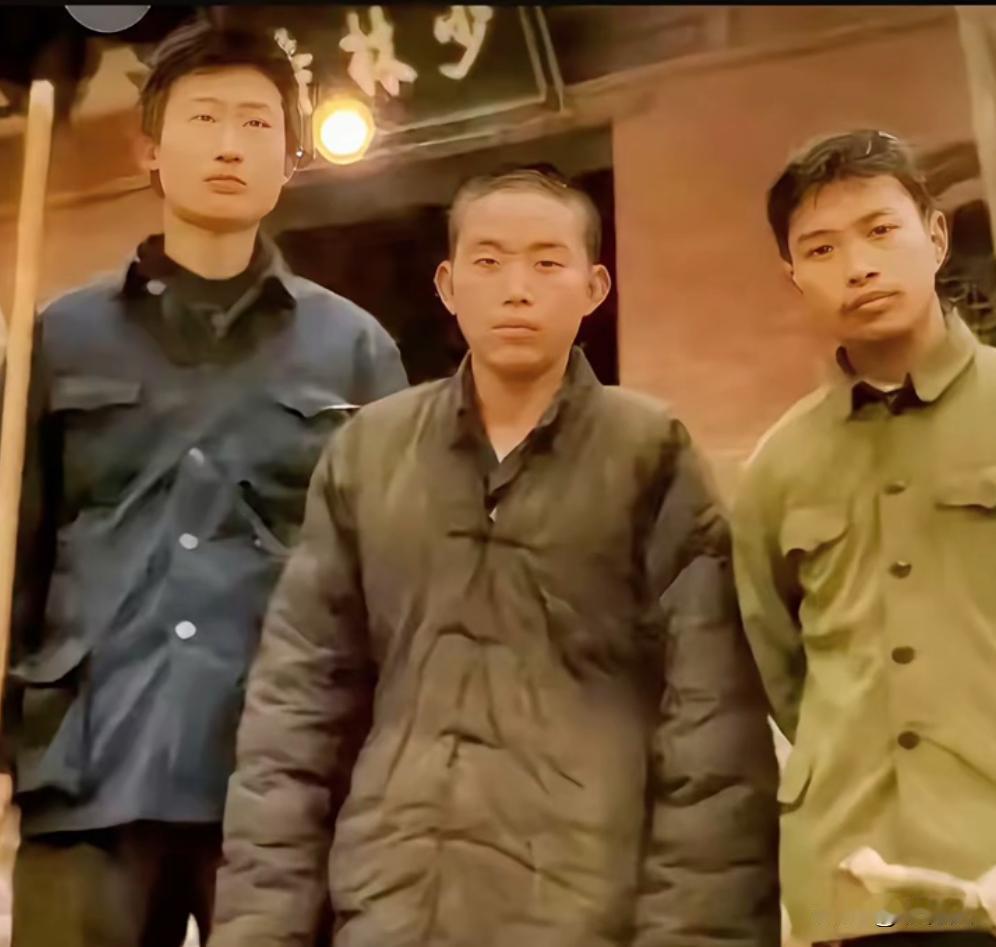 释永信身着中式盘扣厚棉服，是80年代北方平民过冬的典型衣物。面料陈旧，两侧少年穿
