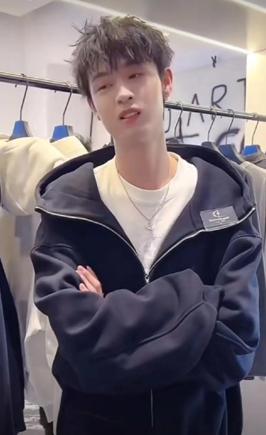 秦霄贤被曝出轨后现身，状态不错呀！

9月27日，秦霄贤突然冲上热搜第一，直接爆