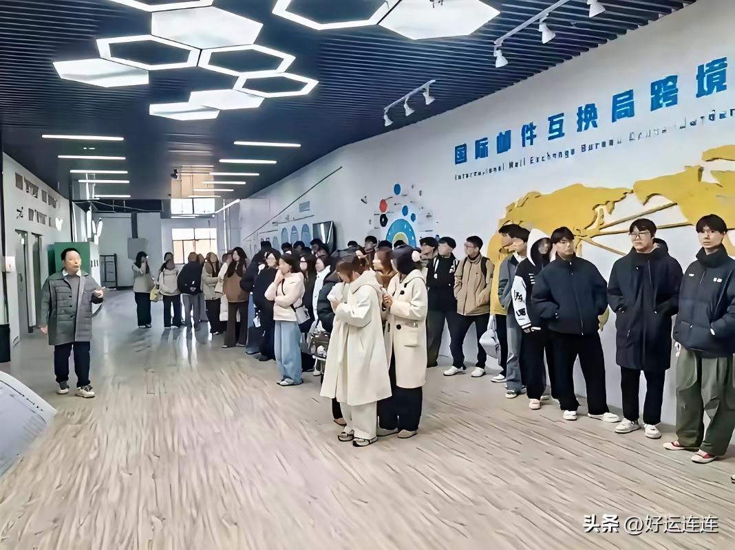 终于有大学生把这话捅到明面上了：大四一整年泡在实习单位，学校的课表早就成了摆设，