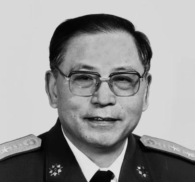 1950年，粟裕正在汇报工作，门突然被撞开。李克农冲进来，声音发颤：“粟裕同志，