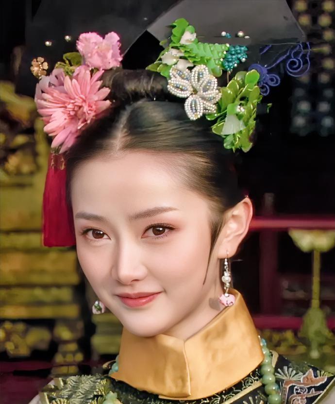 1661 年，顺治刚咽气，20 岁的贞妃就被逼殉葬。贞妃匆忙更衣，几个小太监就冲