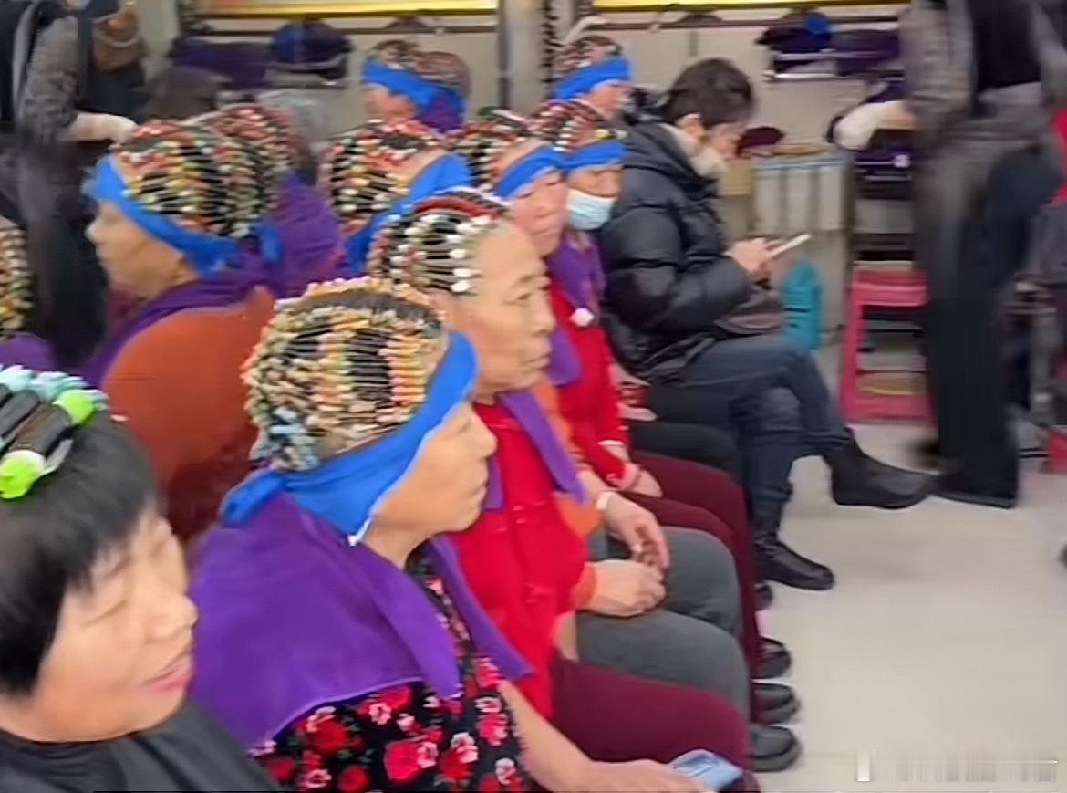 一上午烫了20多个老太太，这家理发店的烫头工位直接被大爷大妈占满！最近气温走低，