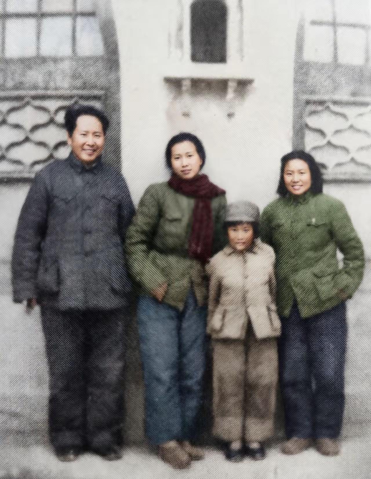 这是54岁的毛主席与妻女， 以及叶子龙妻子蒋英转战陕北前的真实合影，都看看吧，朴