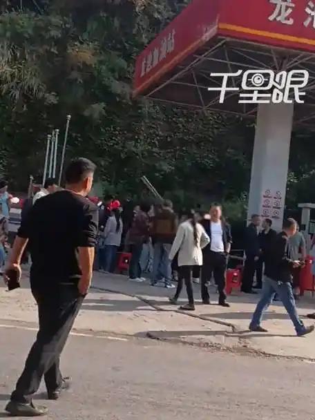 “胆子也太大了！”四川宜宾，一处加油站前竟摆起了婚纱照背景板和红椅，办起了婚宴迎