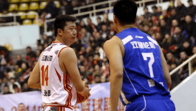 CBA官方分享王治郅赛场图集：昔日追风少年再添荣耀