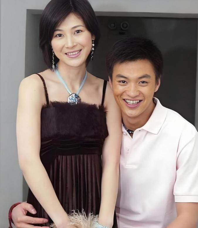 12年前，身家50亿的温州首富周旭辉，背着原配老婆，看上了演李云龙老婆的童蕾。在