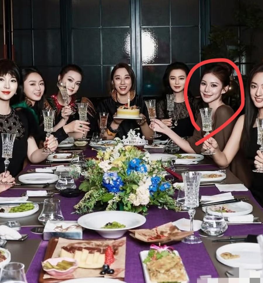 万万没想到！

筱梅北京高端局聚会

早就为孩子铺好了后路

人这一辈子，选对圈