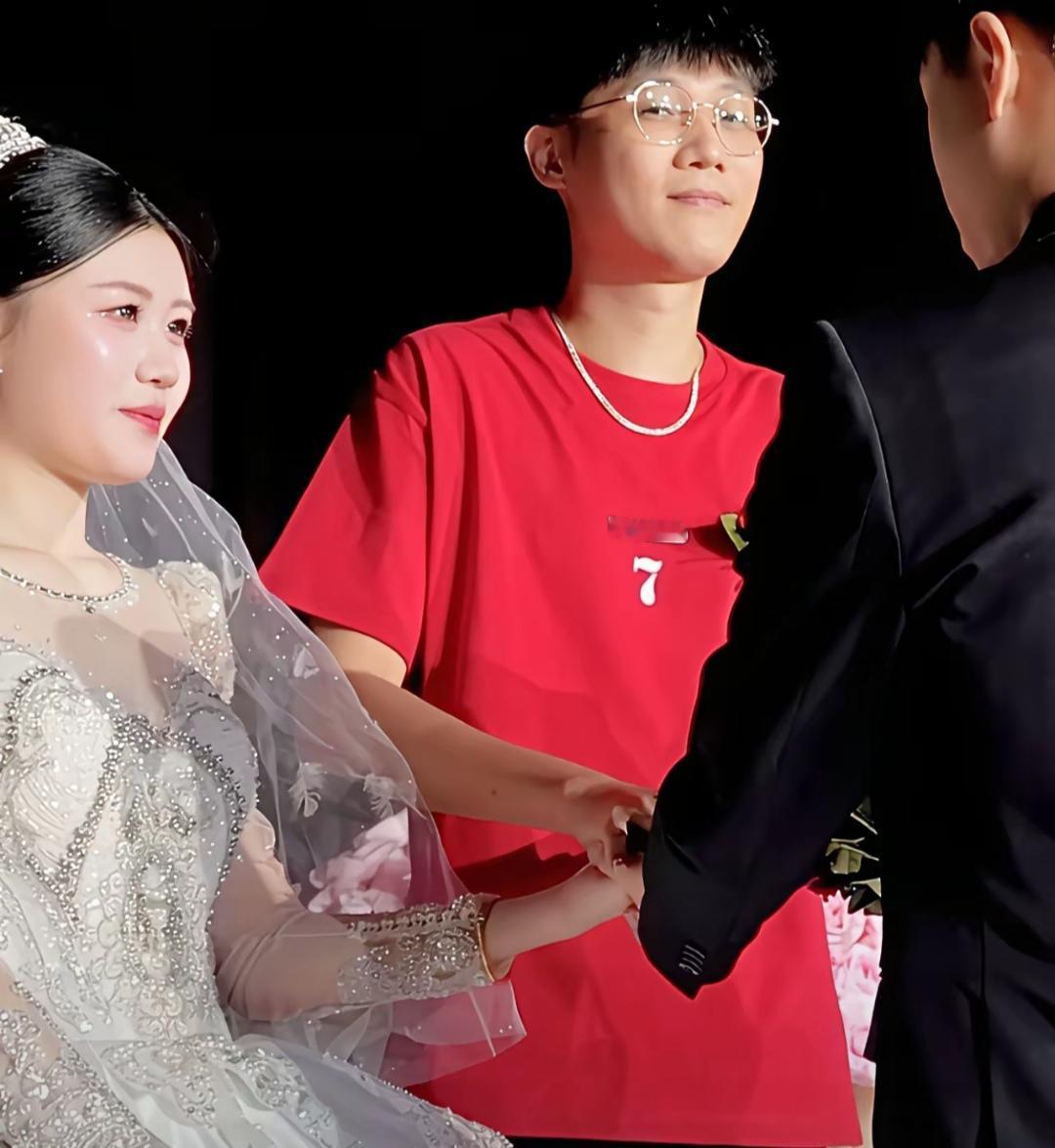 女子结婚，她的爸爸牵着她的手把她交给新郎。

网友们看到的不是漂亮新娘，而是年轻