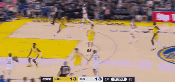我回来啦！库里轻松命中高难度拉杆！
在今天NBA季前赛勇士对阵湖人的第一节比赛中