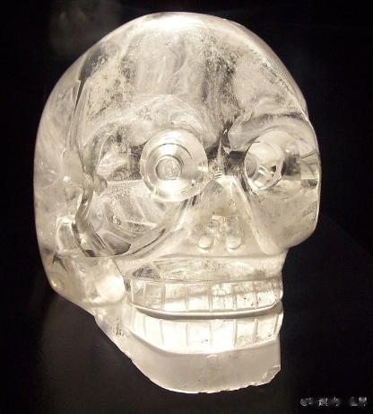 这个东西叫水晶头骨。早些年在中国各大报刊杂志上都登过，宣传的非常厉害。你看现在没