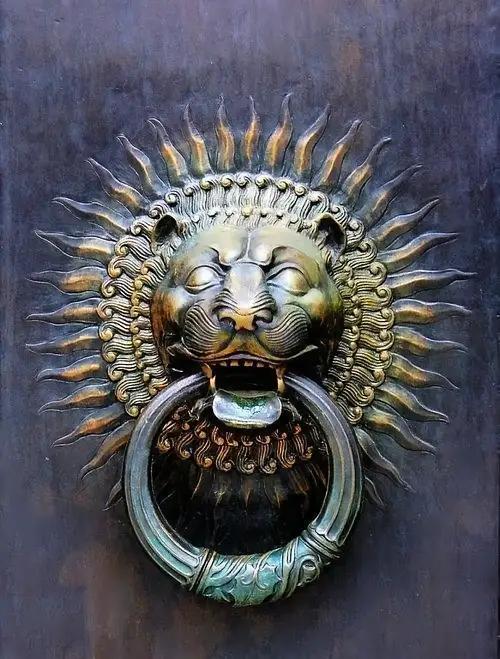 一个网友建议禁止日本航班飞跃中国领空。这是要憋死日本人吗？俄罗斯已经禁止日本航班